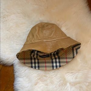 ⭐️Burberry Bucket Hat⭐️